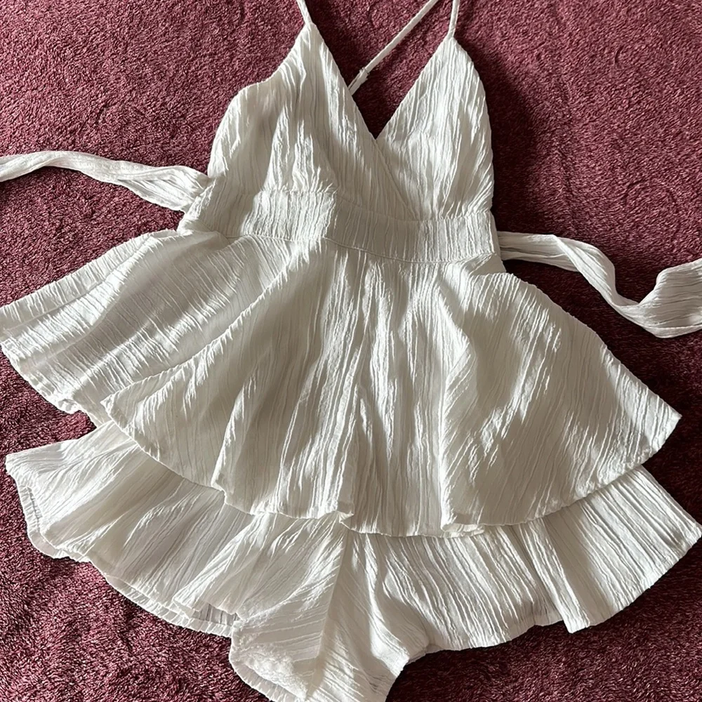Short romper, jumpsuit, V cut at the top, crossed straps at the back - Picture 8 of 17